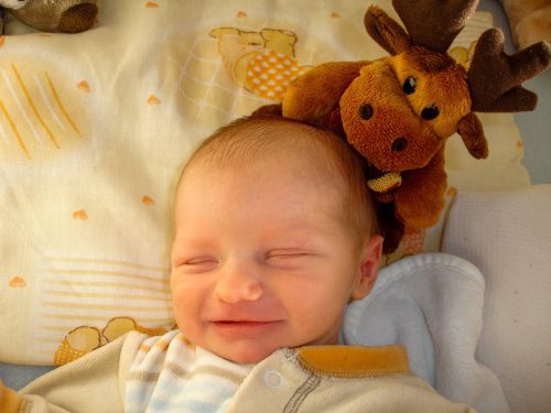 Jak ubrać niemowlę do spania – porady i wskazówki