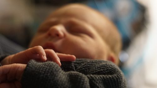Jak obudzić niemowlę – porady dla rodziców