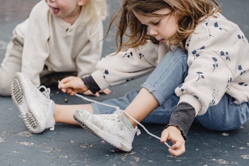 Jak nauczyć dziecko wiązać buty? Techniki wiązania i sposoby nauki