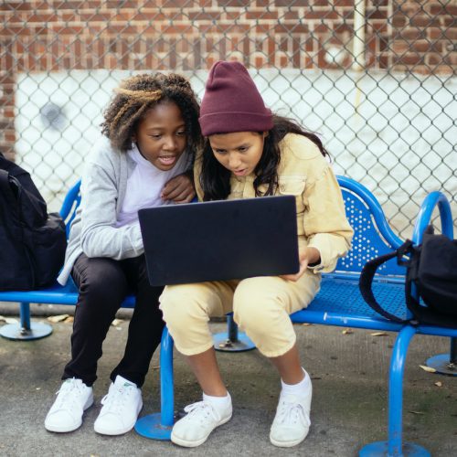 Dzieci w sieci: Jak uchronić je przed niebezpieczeństwami Internetu?