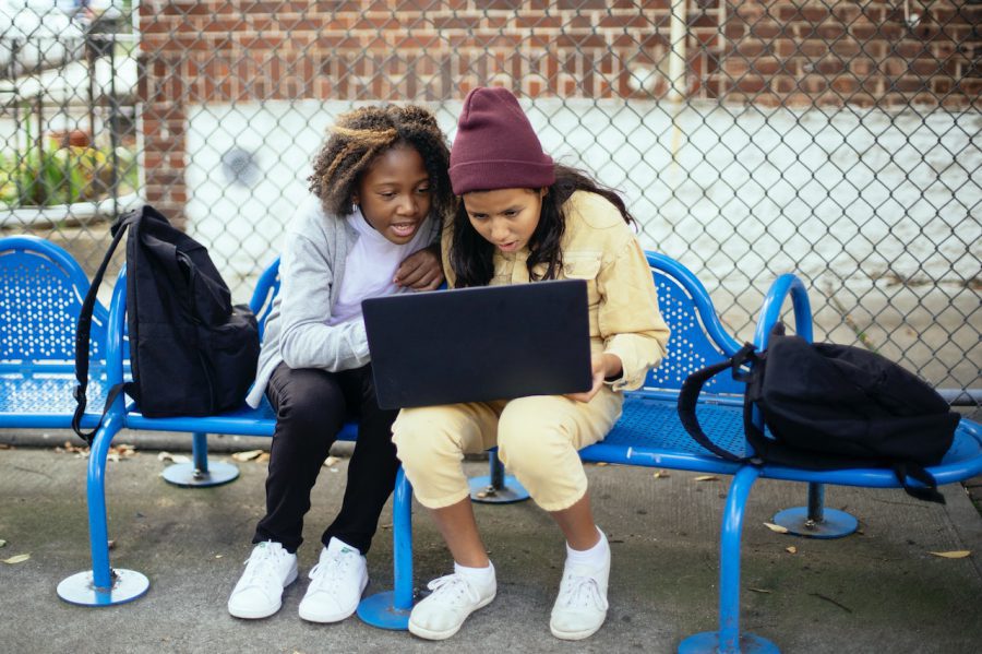 Dzieci w sieci: Jak uchronić je przed niebezpieczeństwami Internetu?