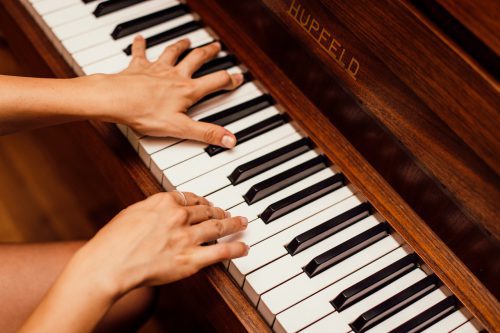 Jak nauczyć się grać na pianinie? Poradnik dla początkujących