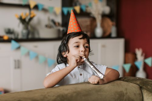 Najlepsze gry i zabawy na urodziny w domu – sprawdzone pomysły!