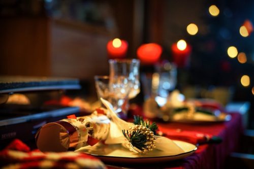 Jak efektownie przystroić stół świąteczny?
