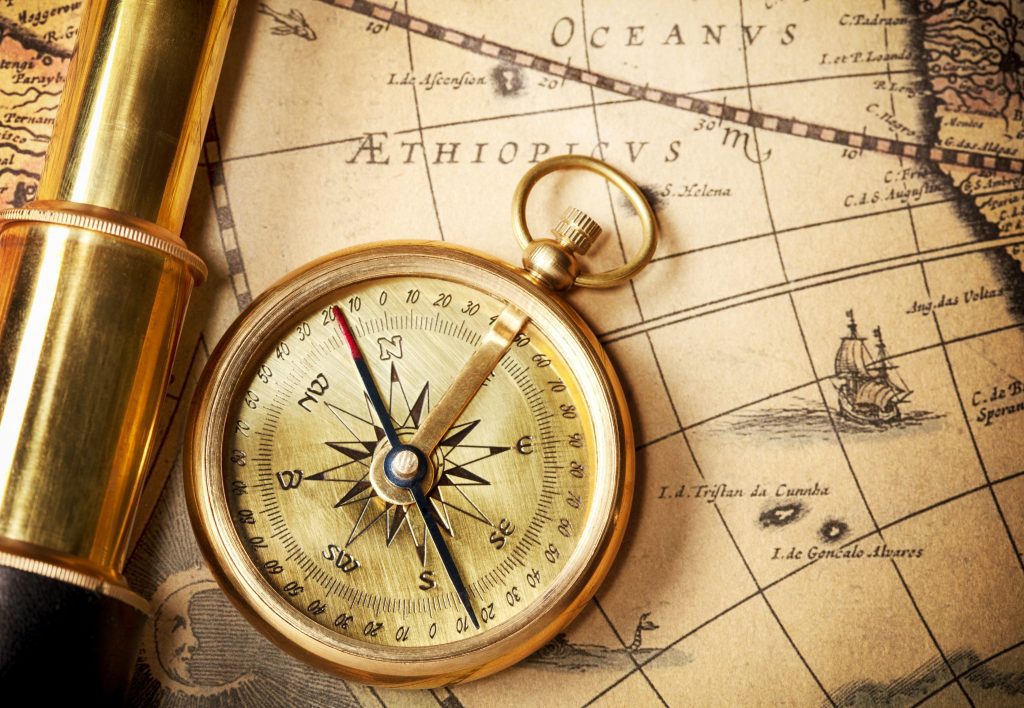 kompas w stylu kolonialnym