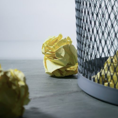 Kosze na śmieci do biura – na co zwrócić uwagę przy zakupie?