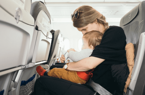 Co przydaje się podczas podróży samolotem z niemowlakiem?