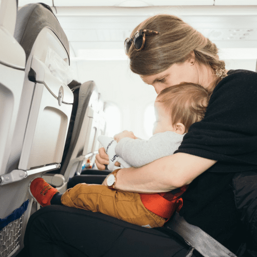 Co przydaje się podczas podróży samolotem z niemowlakiem?